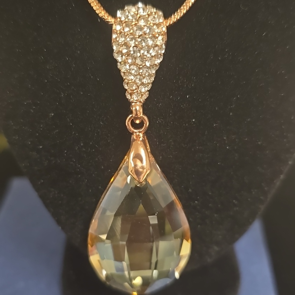 ๐๏ธ Simulated Champagne Sapphire & White Austrian Crystal Earrings & Necklace - Picture 11 of 15